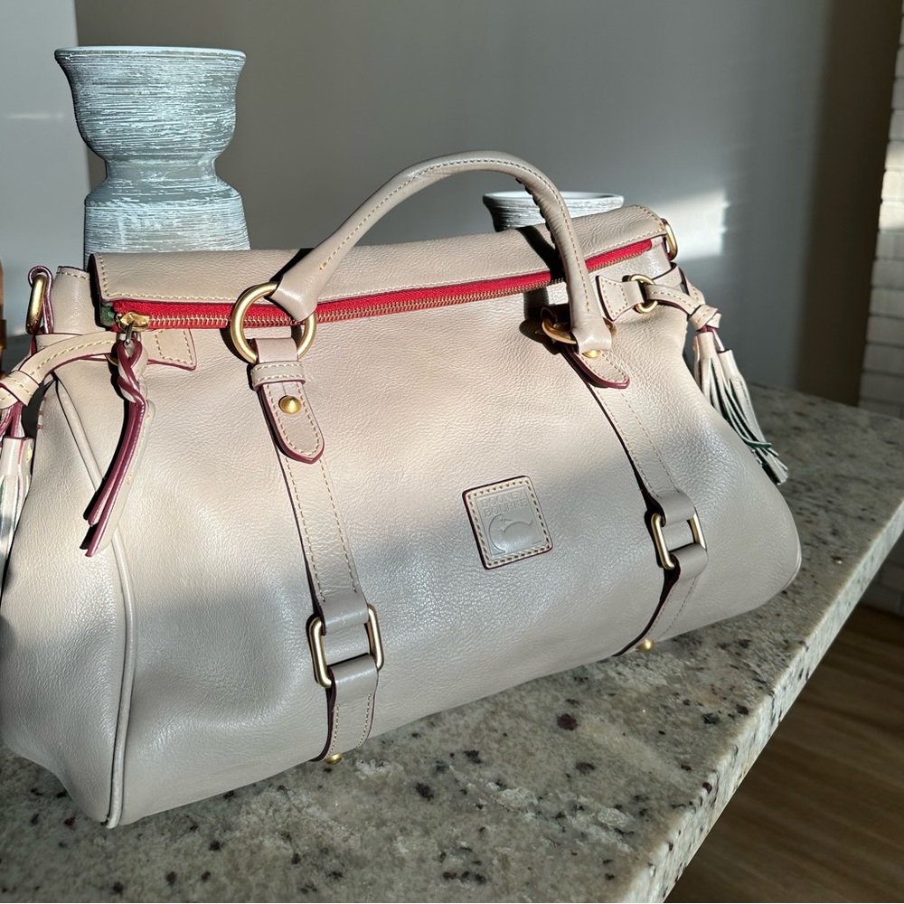 ****Stunning Dooney and Bourke Florentine Satchel ****